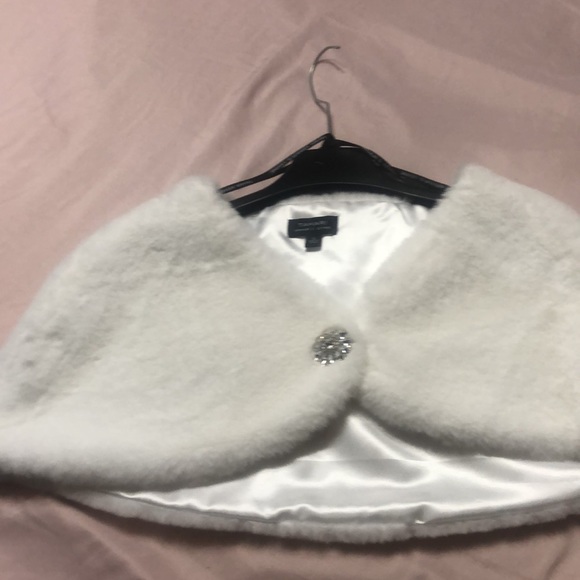 Faux fur cape - Picture 5 of 8